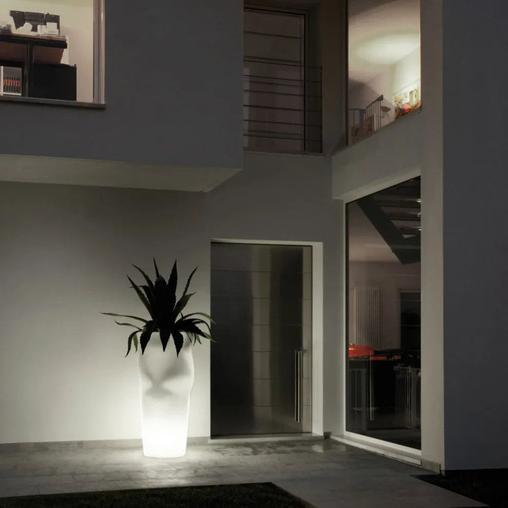 Helle Outdoor-Vase aus undurchsichtigem Polyethylen Made in Italy - Proud