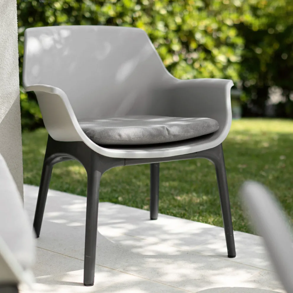 Wohnzimmer mit 1 Sofa, 2 Sesseln und 1 Couchtisch aus Polypropylen - Maschine