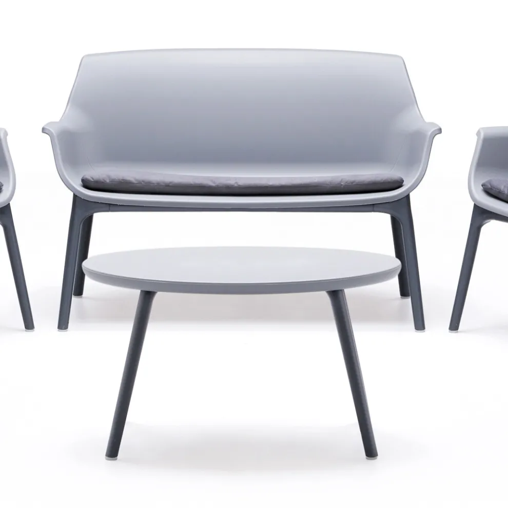 Wohnzimmer mit 1 Sofa, 2 Sesseln und 1 Couchtisch aus Polypropylen - Maschine