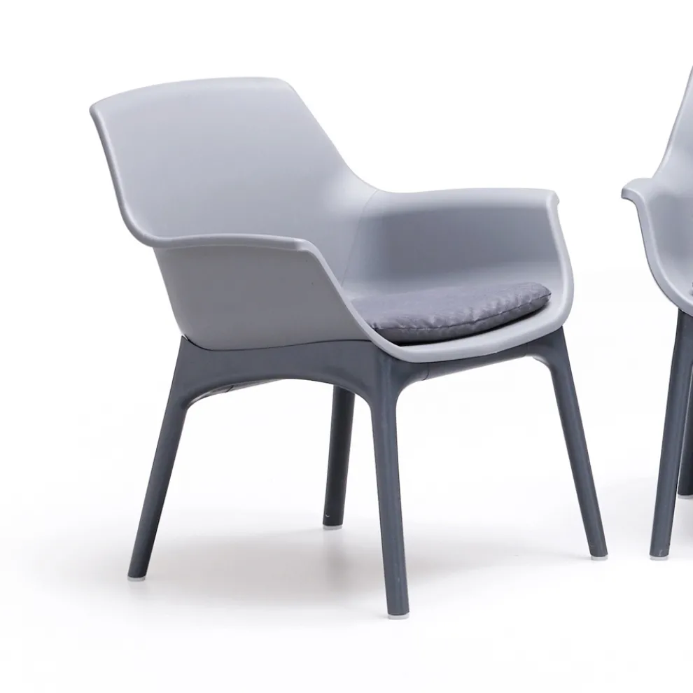 Wohnzimmer mit 1 Sofa, 2 Sesseln und 1 Couchtisch aus Polypropylen - Maschine