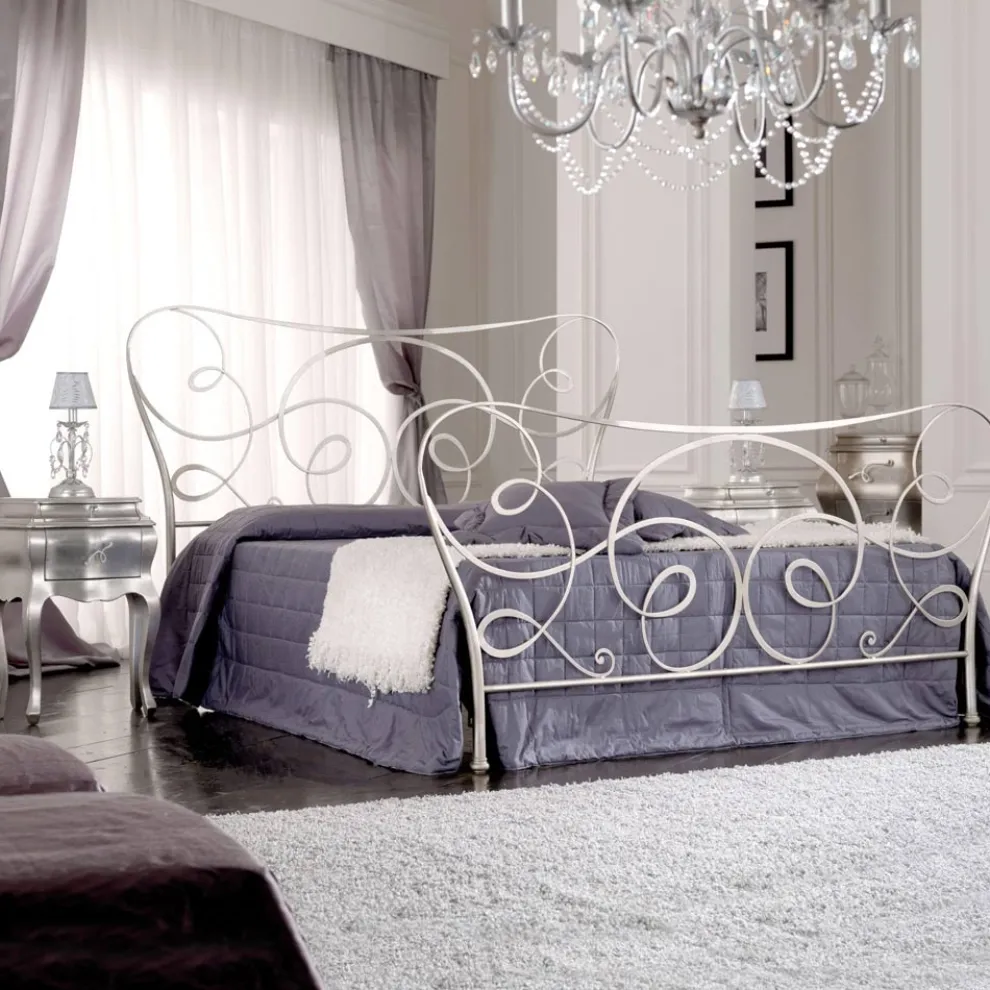 Doppelbett mit Fußteil, Matratze, Kissen und 2 Nachttischen – Lampo
