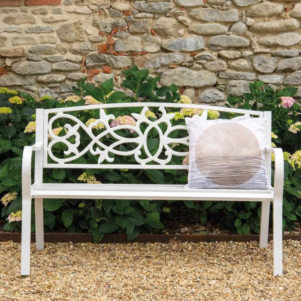 Gartenbank aus Metall mit verschiedenen Oberflächen - Stapler