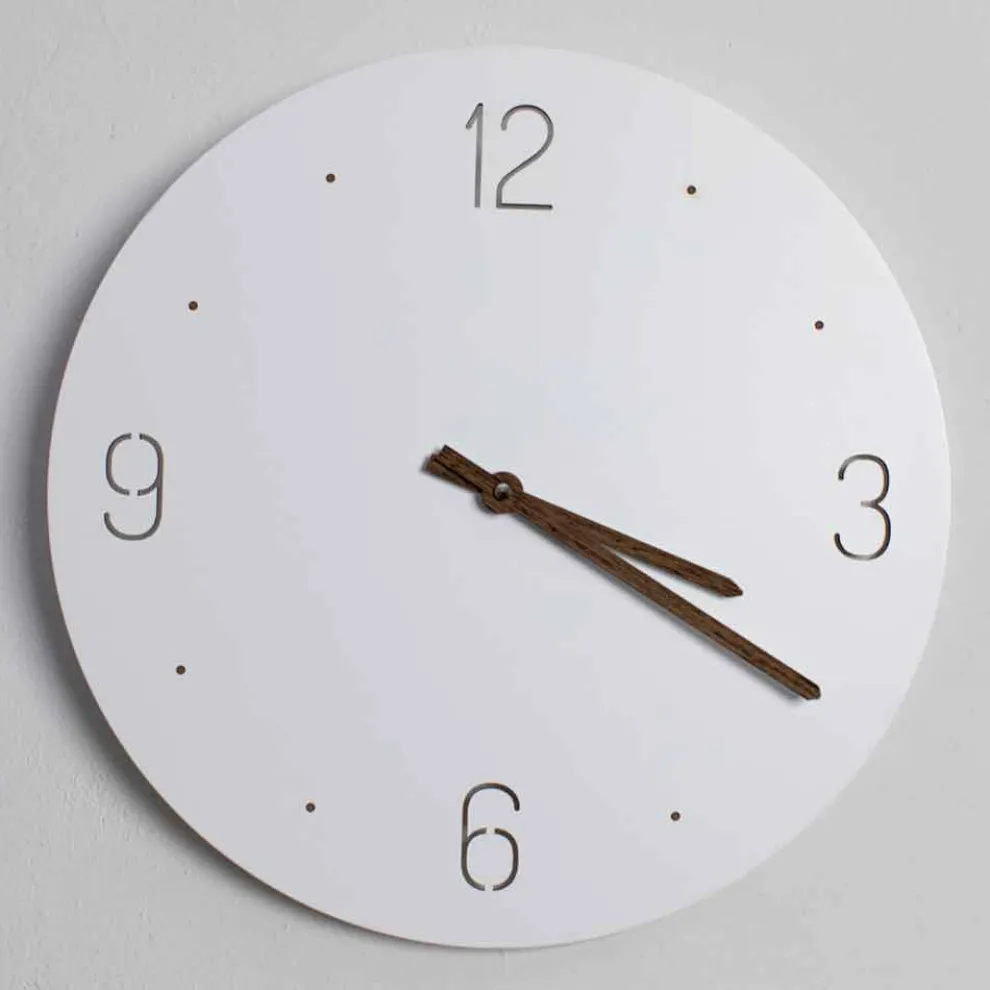 Wanduhr im klassischen Design aus weißem, rundem, lasergeschnittenem Holz - gemütlich