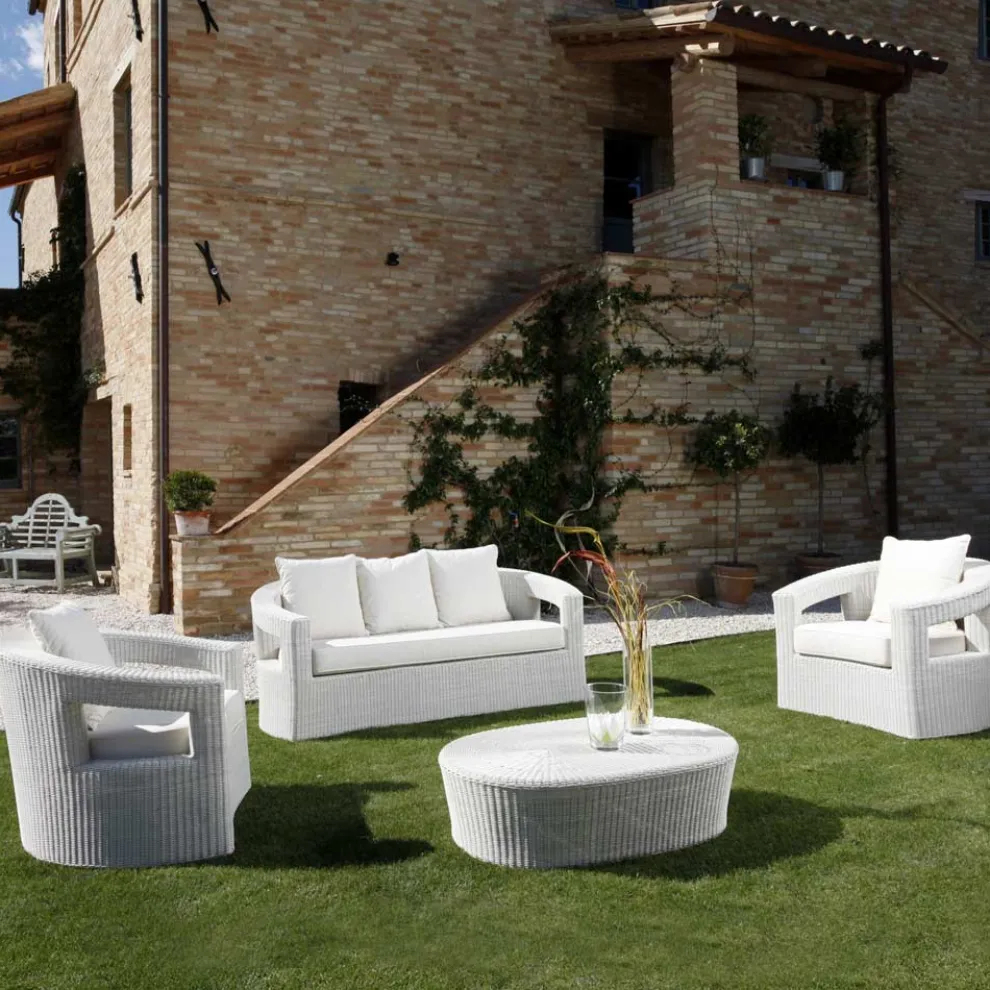 Polyrattan-Loungeset für den Außenbereich der Marke REHAU mit weißen Kissen – Charmix