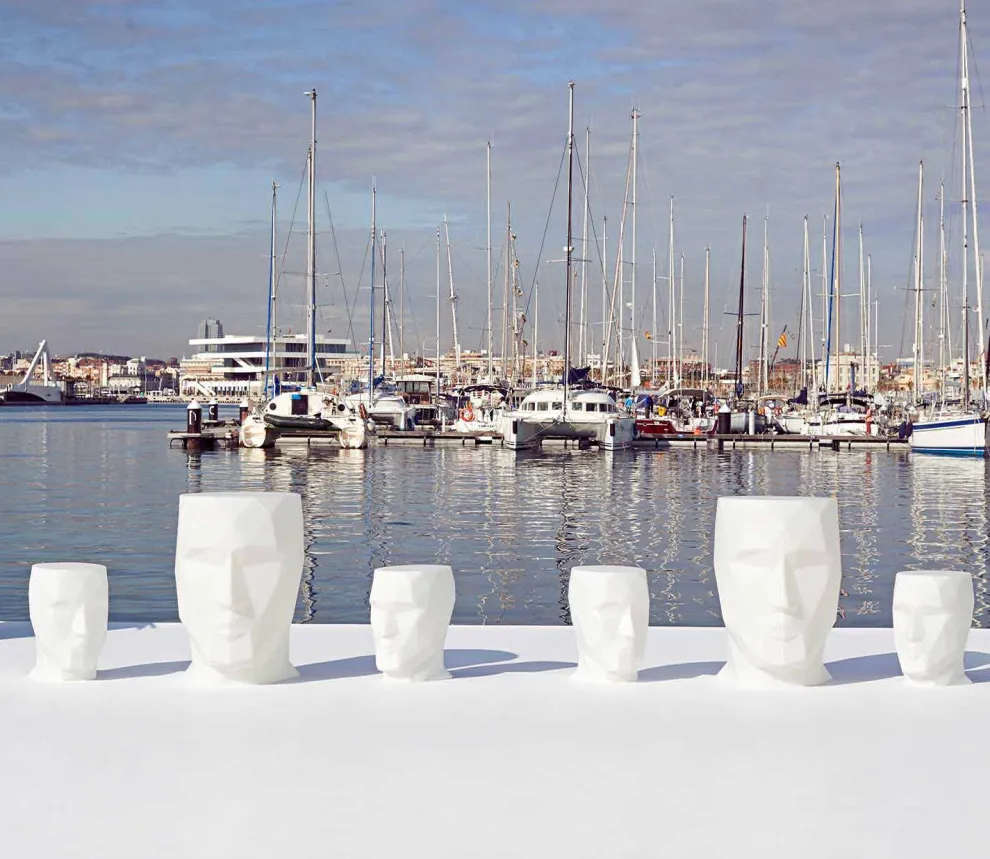 Moderner, gesichtsförmiger Outdoor-Tisch Adan von Vondom aus Polyethylen