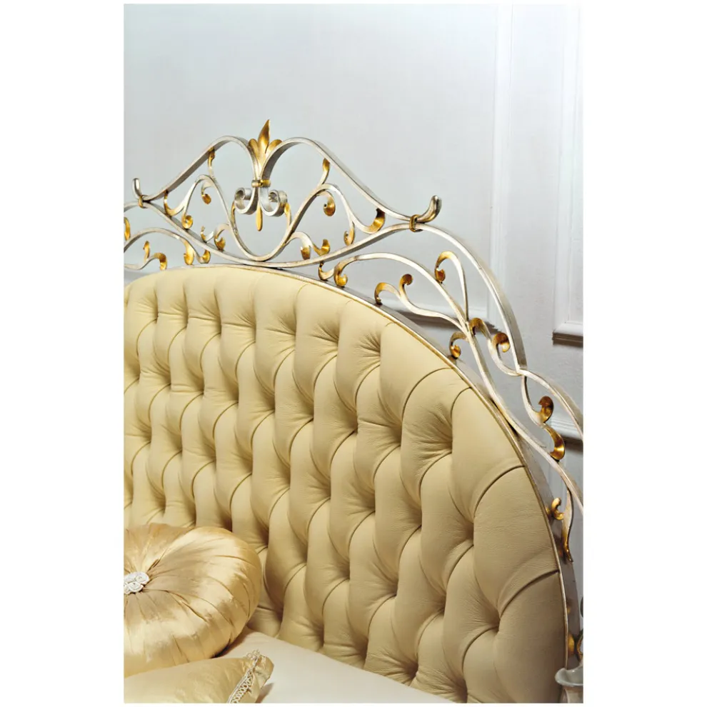 Klassisches und prächtiges Doppelbett aus Eisen und Leder, hergestellt in Italien – Laki