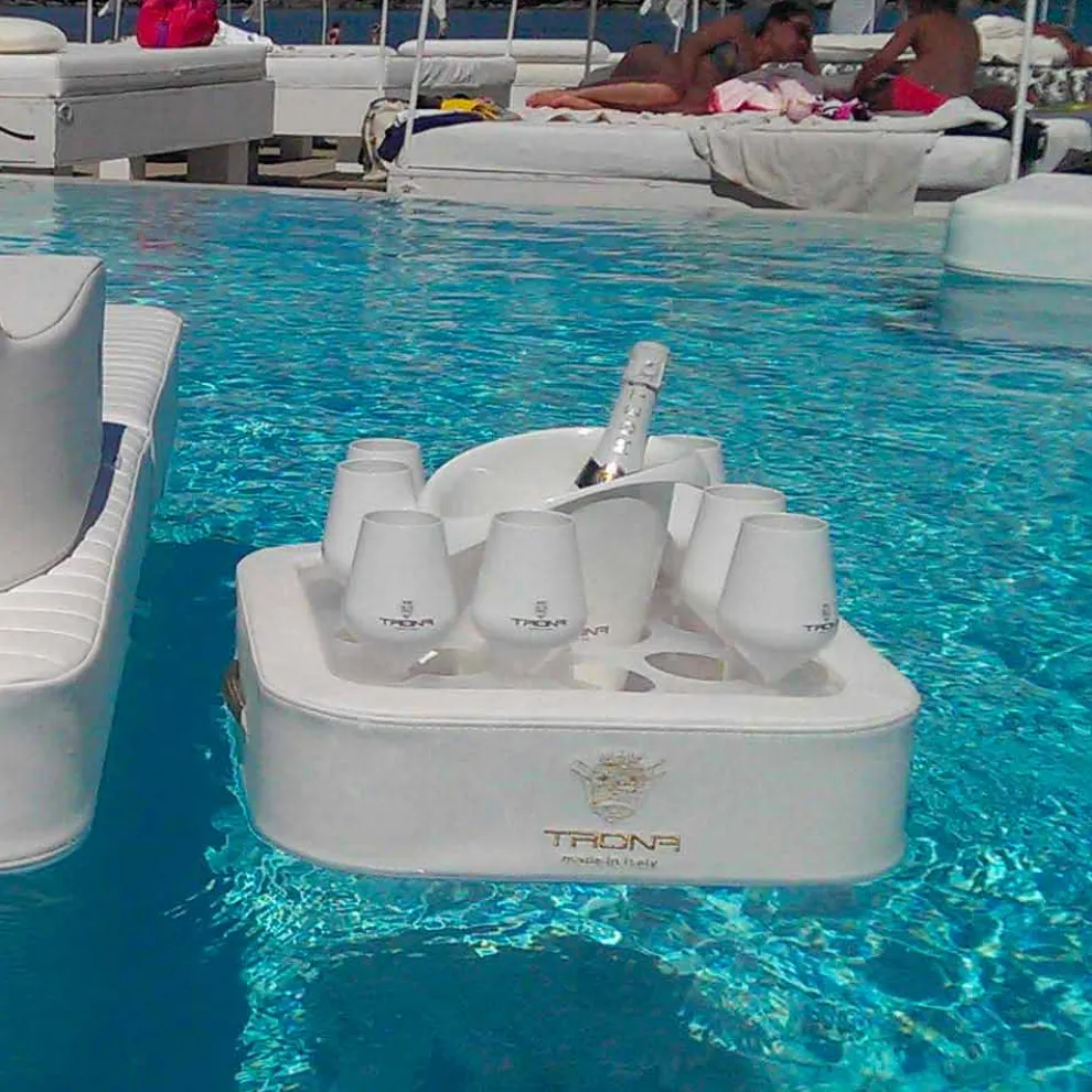 Schwimmende Poolbar mit Trinkbecher und Eiswürfelbehälter