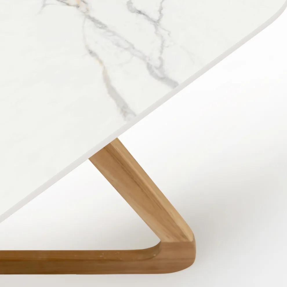 Gartentisch mit Holzsockel und Calacatta-Goldkeramikplatte - Infinity