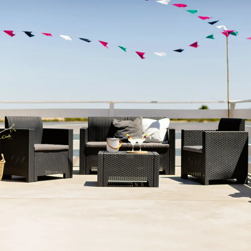 Wohnzimmer mit 1 Sofa, 2 Sesseln und 1 Couchtisch mit Sitzkissen - Maschine
