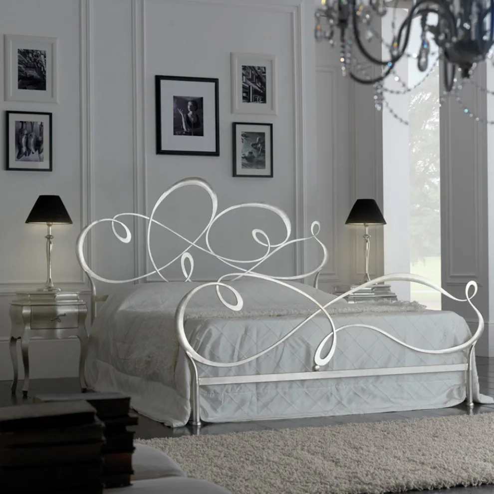 Doppelbett mit passendem Fußteil, Matratze und 2 Nachttischen – Nebbia