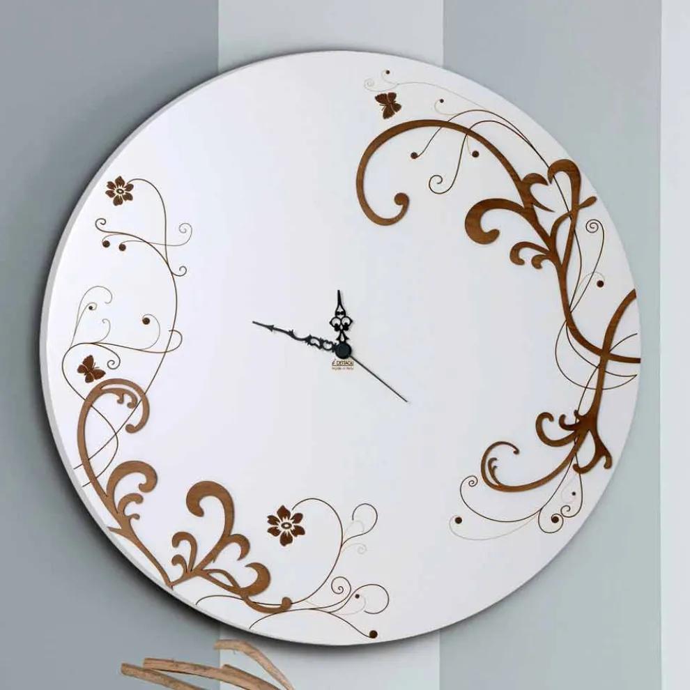 Moderne und runde Holzwanduhr mit saisonalen Designdekoren