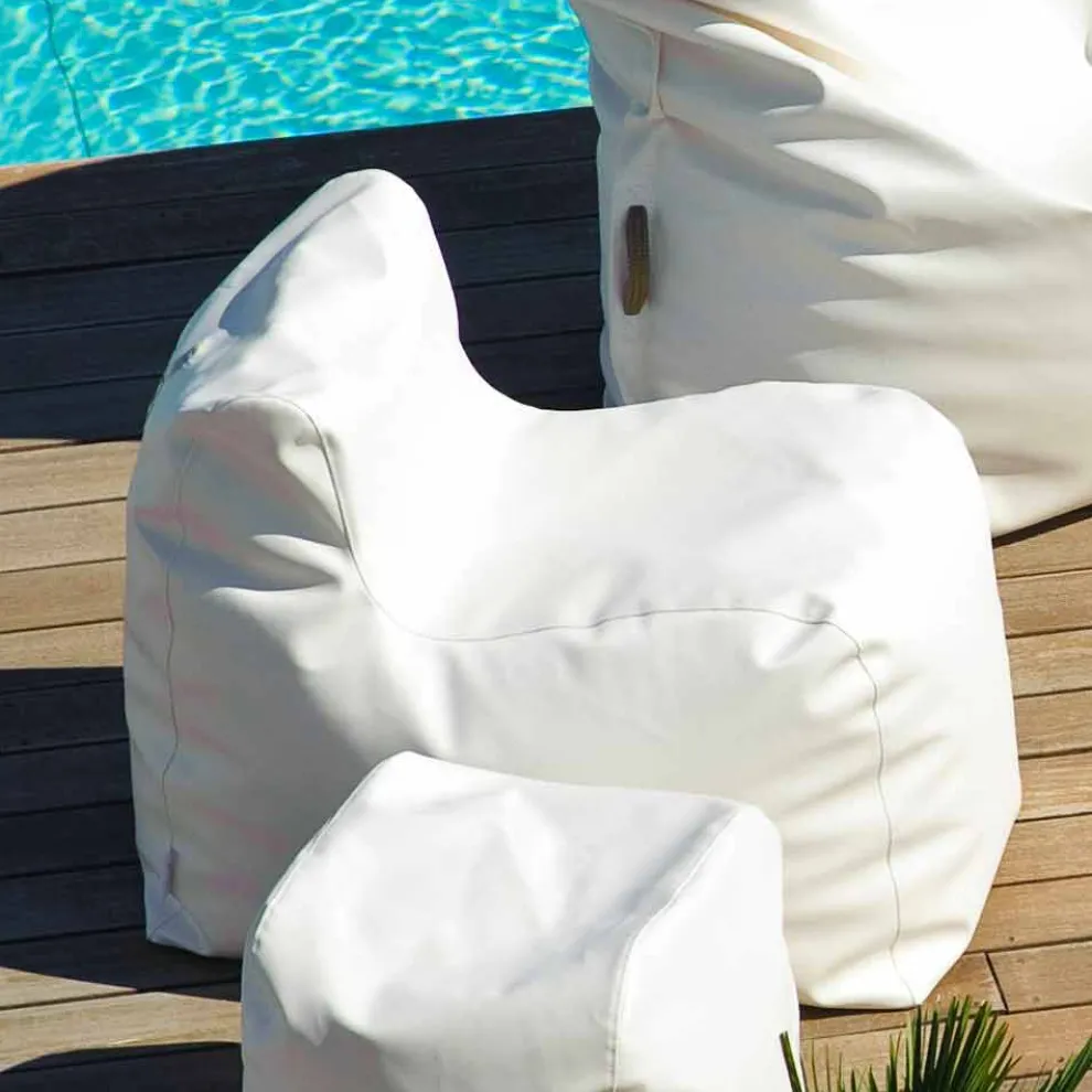 Lounge Sessel  aus weißen Kunstleder mit optimalen Sitzkomfort