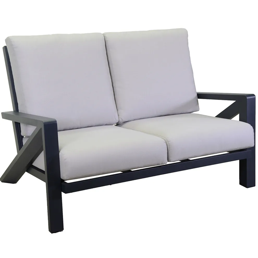 Wohnzimmer, bestehend aus Sofa, Couchtisch und Sesseln mit Fußstütze - Anschlagtafel