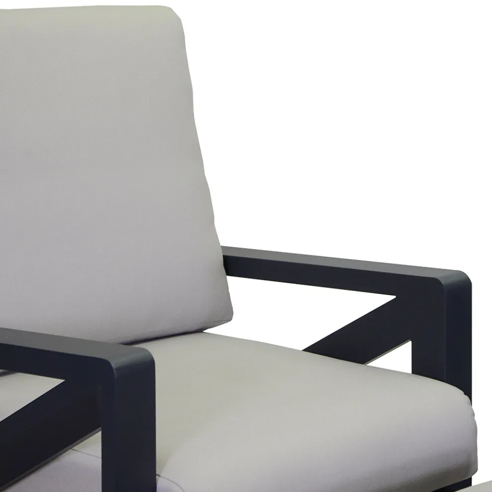 Wohnzimmer, bestehend aus Sofa, Couchtisch und Sesseln mit Fußstütze - Anschlagtafel