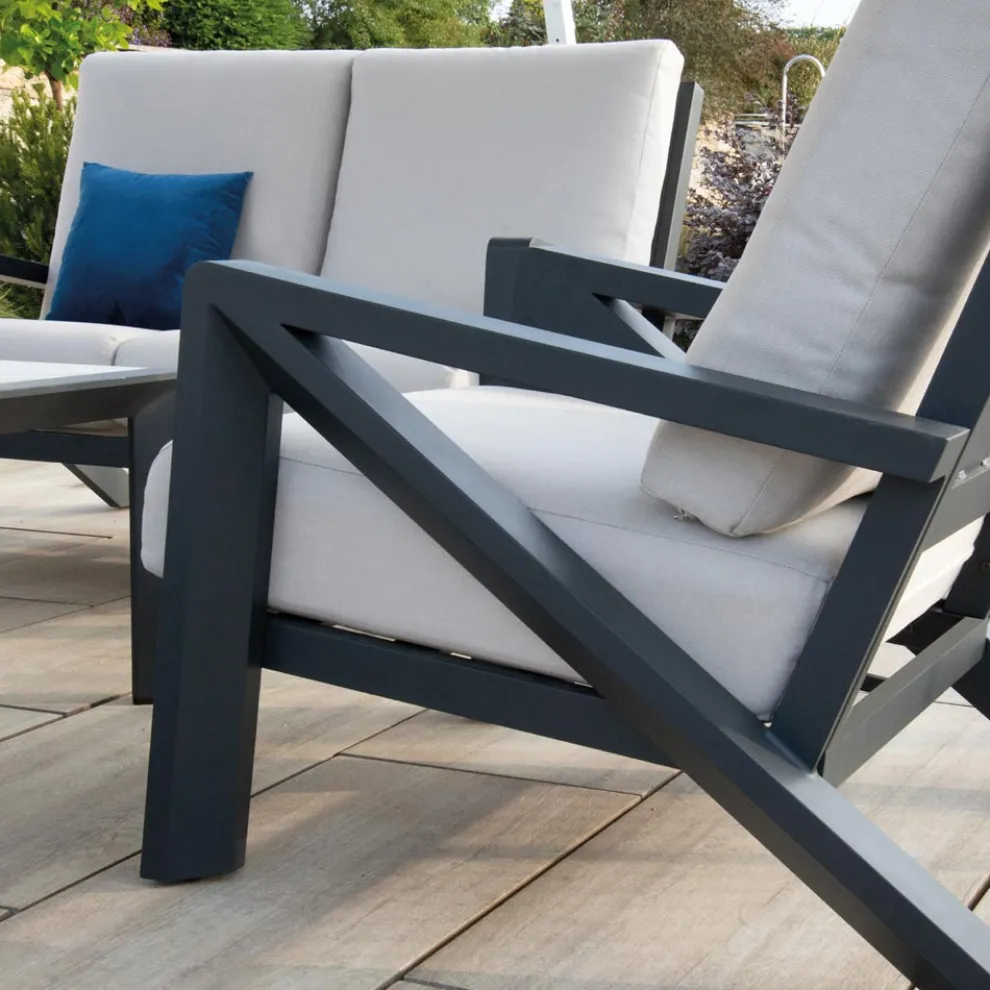 Wohnzimmer, bestehend aus Sofa, Couchtisch und Sesseln mit Fußstütze - Anschlagtafel