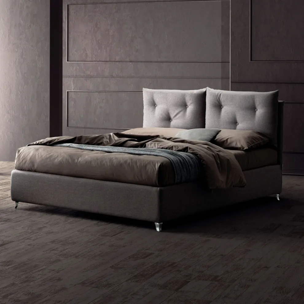 Doppelbett 160x190 mit dekorativen Knöpfen in den Kissen - Strahlen