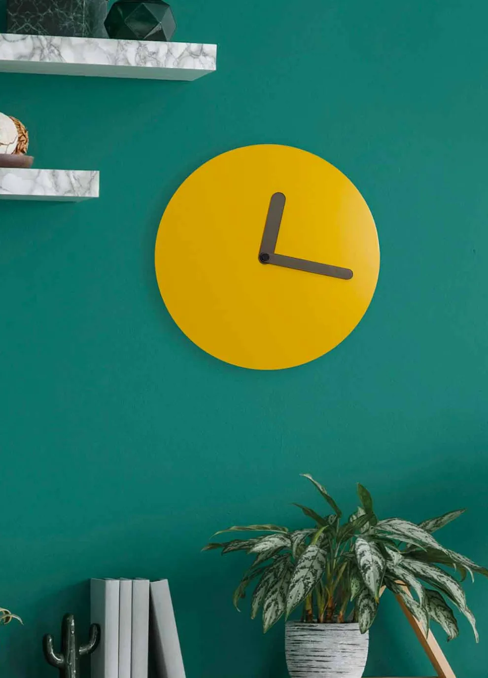 Moderne Wanduhr in Ockerholz rundes Design Made in Italy - Amaltea