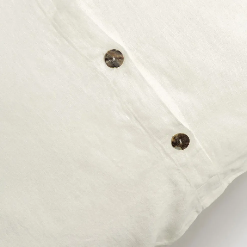 Quadratischer Kissenbezug aus schwerem farbigem Leinen mit Knöpfen in Agoya - Mittelmeer