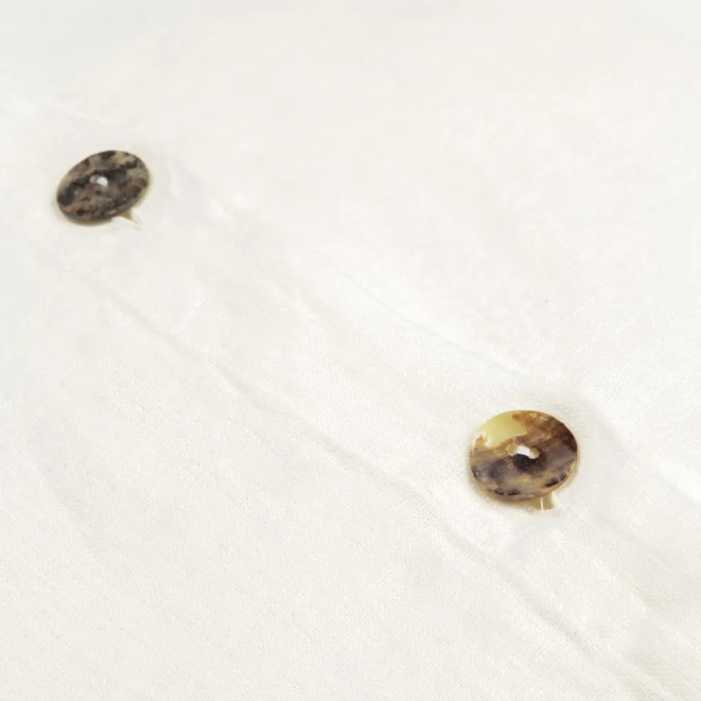 Quadratischer Kissenbezug aus schwerem farbigem Leinen mit Knöpfen in Agoya - Mittelmeer