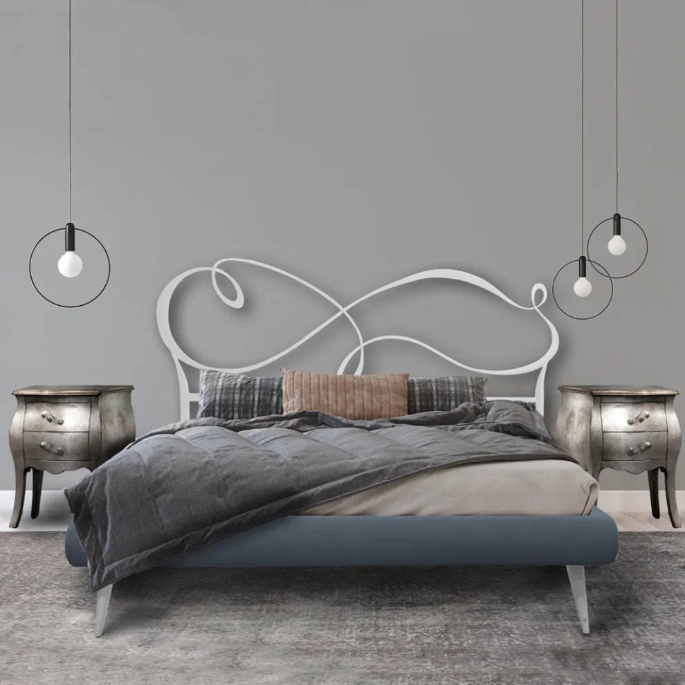 Doppelbett mit eisernem Kopfteil, 2 Nachttischen und Matratze – Design