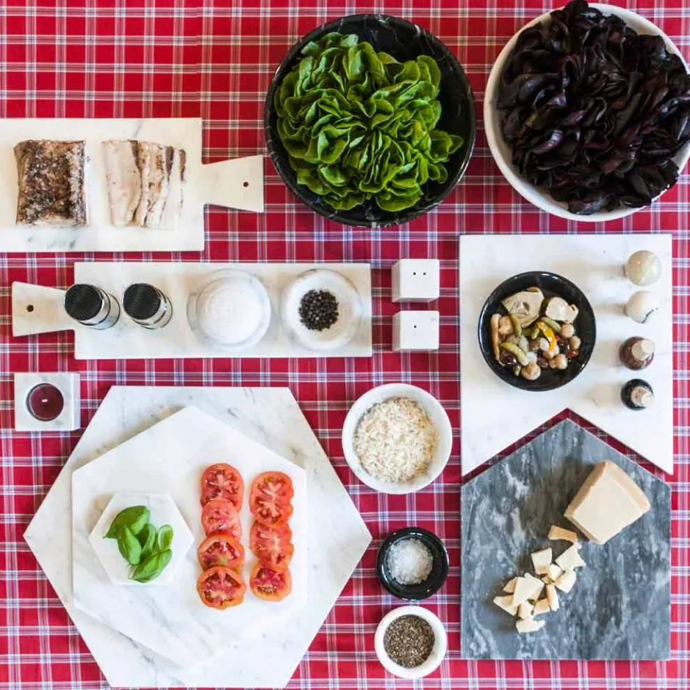 Sechseckiger Servierteller aus weißem Carrara-Marmor oder schwarzem Marquinia - Ludivine