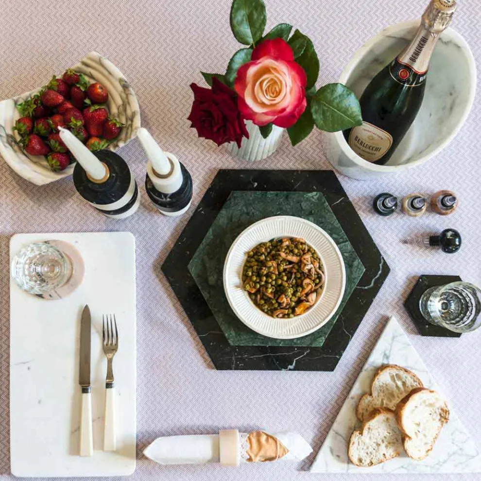 Sechseckiger Servierteller aus weißem Carrara-Marmor oder schwarzem Marquinia - Ludivine