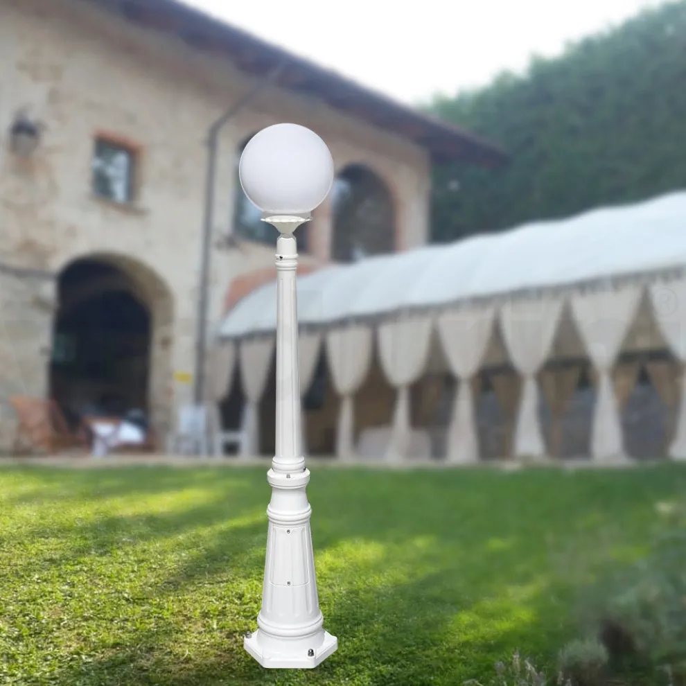145 cm hohe Straßenlaterne aus weißem Acryl und Aluminium, hergestellt in Italien - Trovabianco