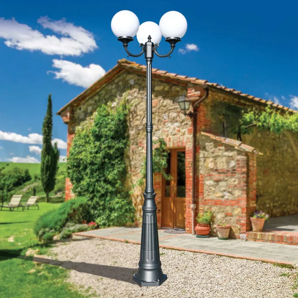 242 cm hohe Straßenlaterne aus Acryl und anthrazitfarbenem Aluminium. Hergestellt in Italien - Trovaantracite