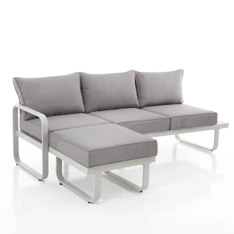 3-Sitzer-Sofa mit Aluminium-Gartenhocker und grauen Kissen – Avoir
