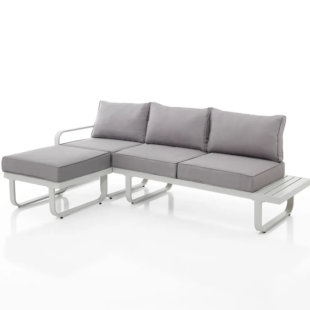 3-Sitzer-Sofa mit Aluminium-Gartenhocker und grauen Kissen – Avoir