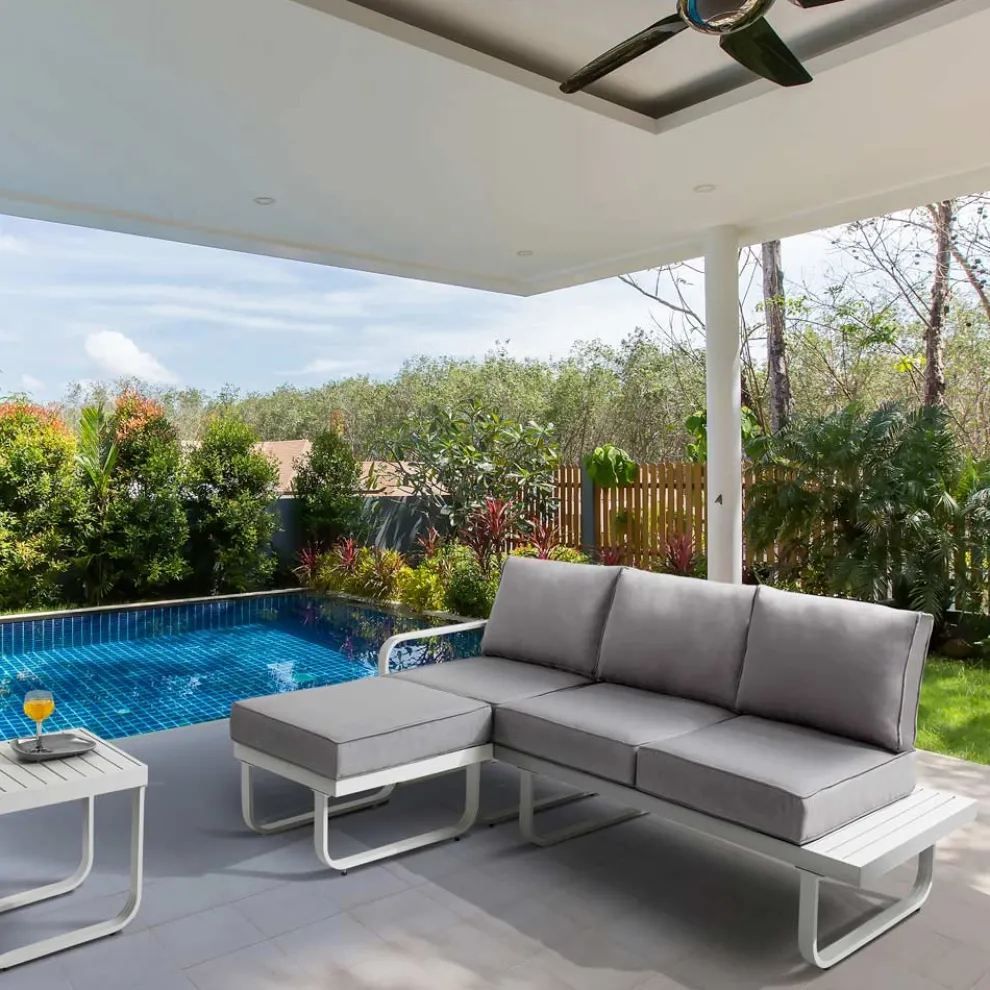 3-Sitzer-Sofa mit Aluminium-Gartenhocker und grauen Kissen – Avoir