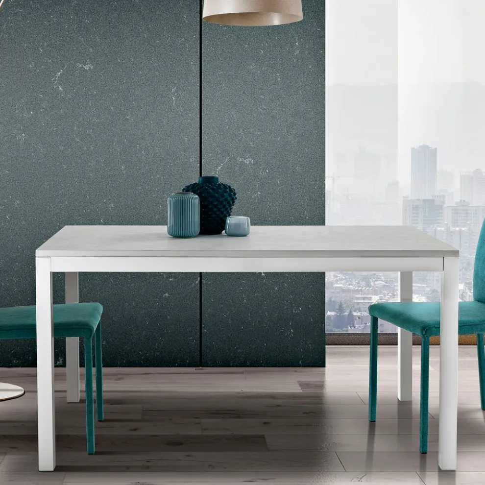 Ausziehbarer Tisch mit weißen Metallbeinen und Melaminplatte - Shaila