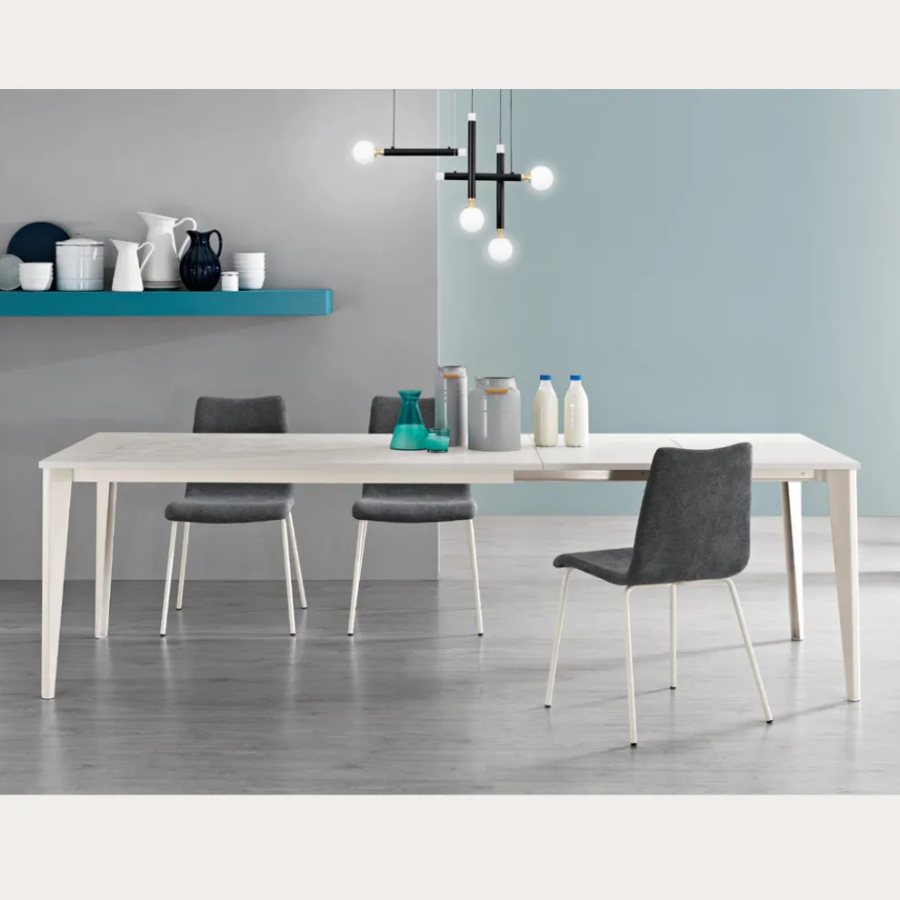Ausziehbarer Tisch mit Melaminplatte aus eisweißem Zement - Ariel