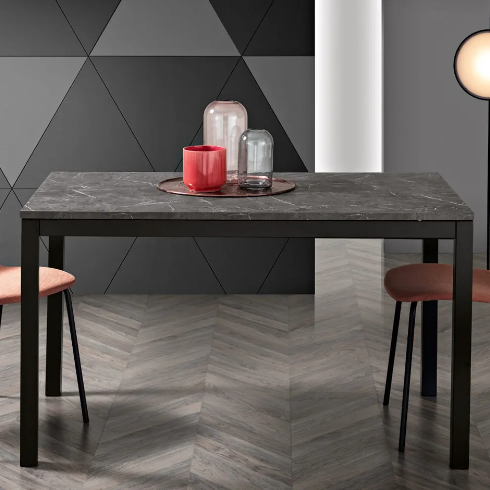 Ausziehbarer Wohnzimmertisch mit Melaminplatte und Metallbeinen - Shaila