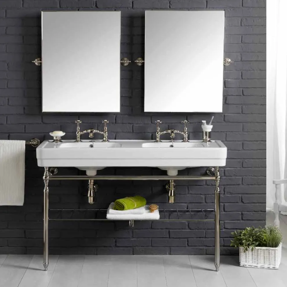 Badezimmer-Set mit Vintage-Doppelkonsole aus weißer Keramik auf einer linearen Struktur