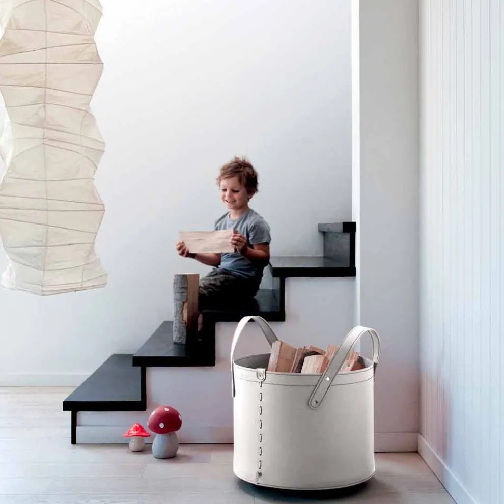 Zylindrischer Holzhalter aus regeneriertem Leder mit Tonda Firestyle Rädern