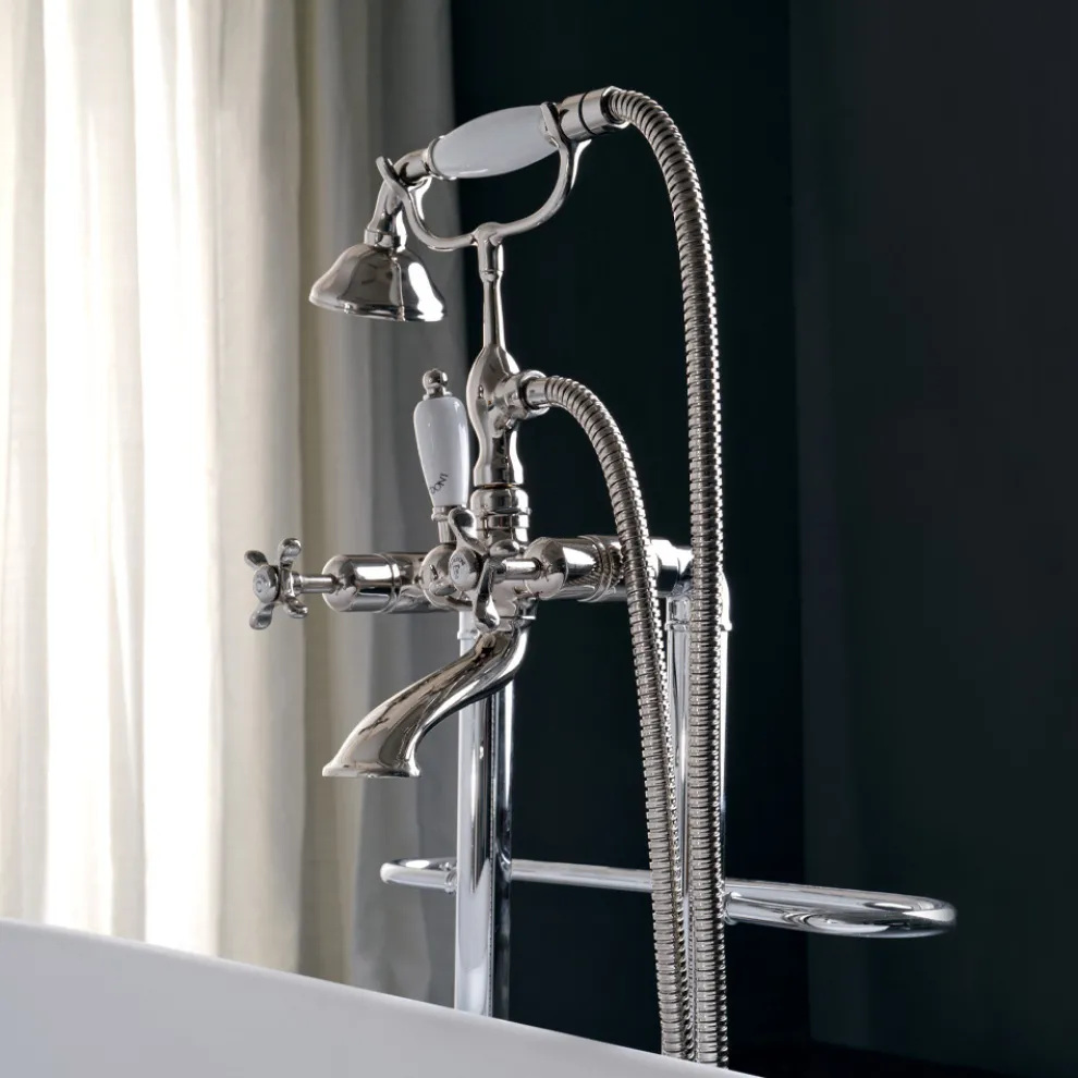 Bodenstehendes Badewannenset mit Handtuchhalter und Handbrause. Hergestellt in Italien – Turin