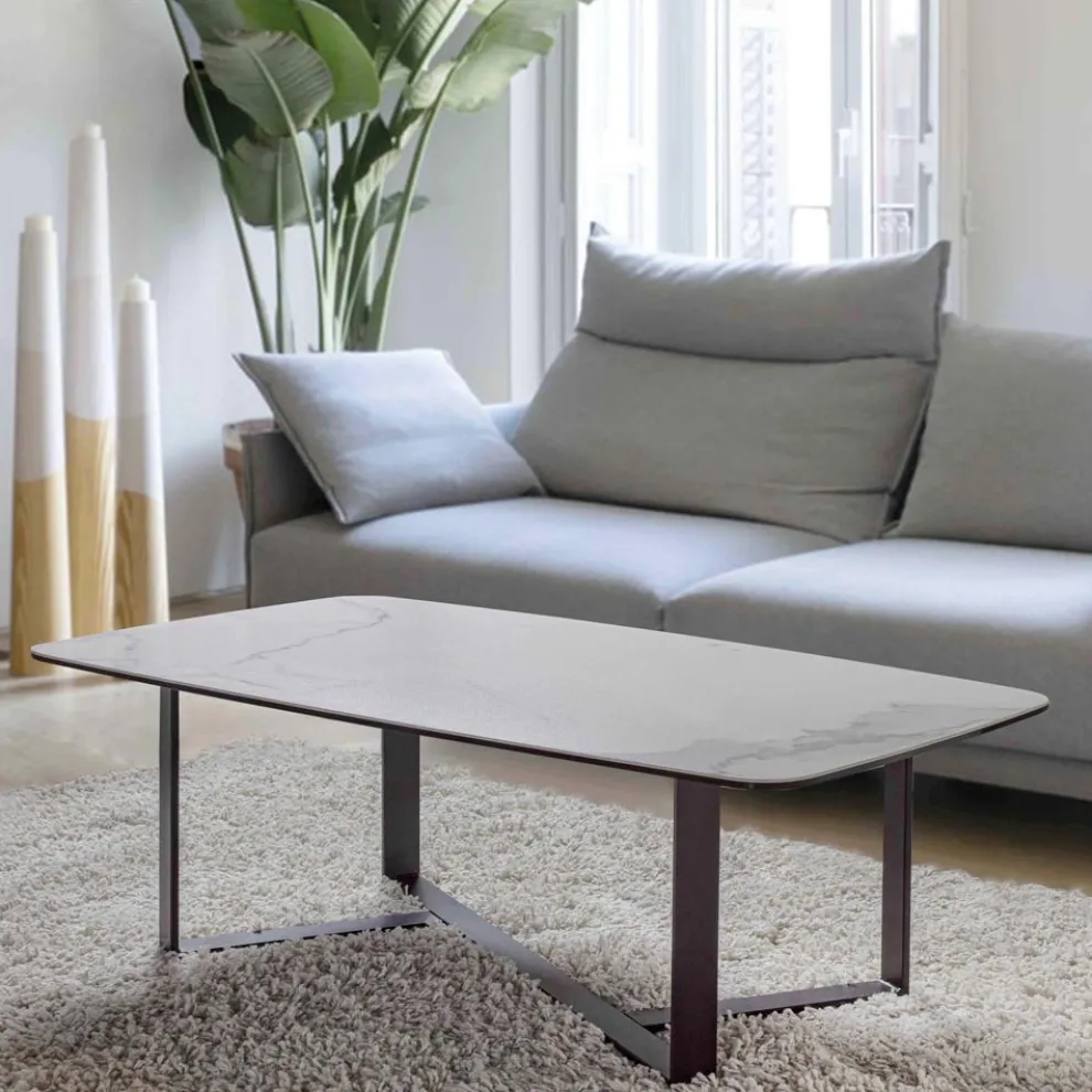 Couchtisch aus Keramikglas mit Sockel aus lackiertem Metall - Camilo