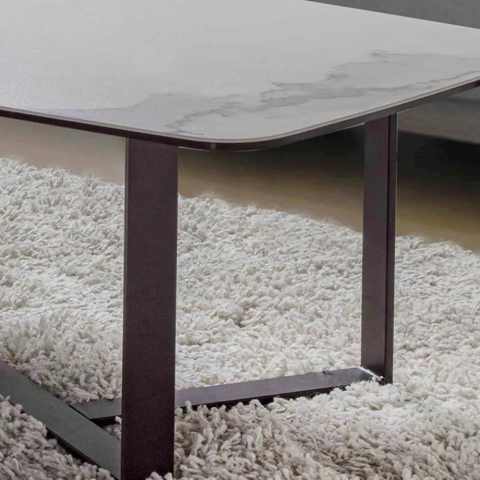 Couchtisch aus Keramikglas mit Sockel aus lackiertem Metall - Camilo