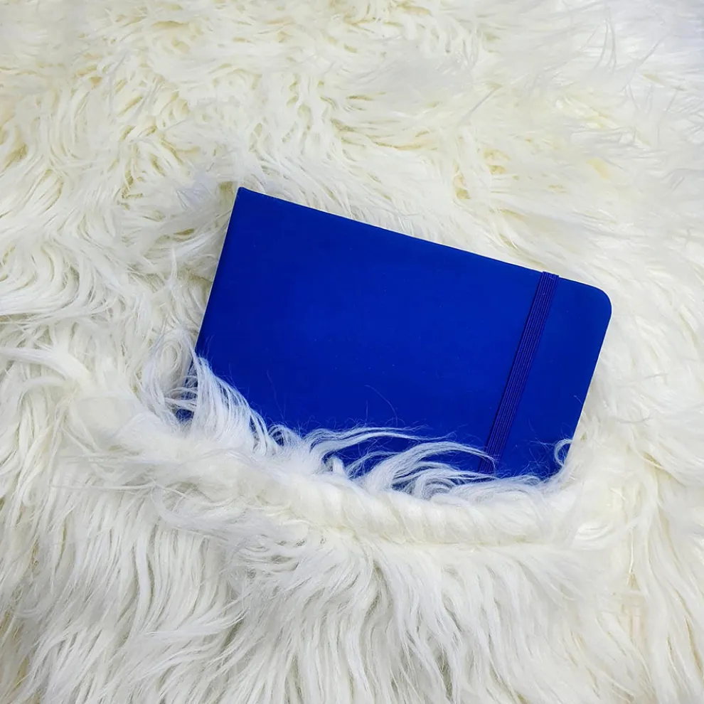 Dekorativer Hocker für das Wohnzimmer aus weißem Stoff mit Doppelnähten - Seven