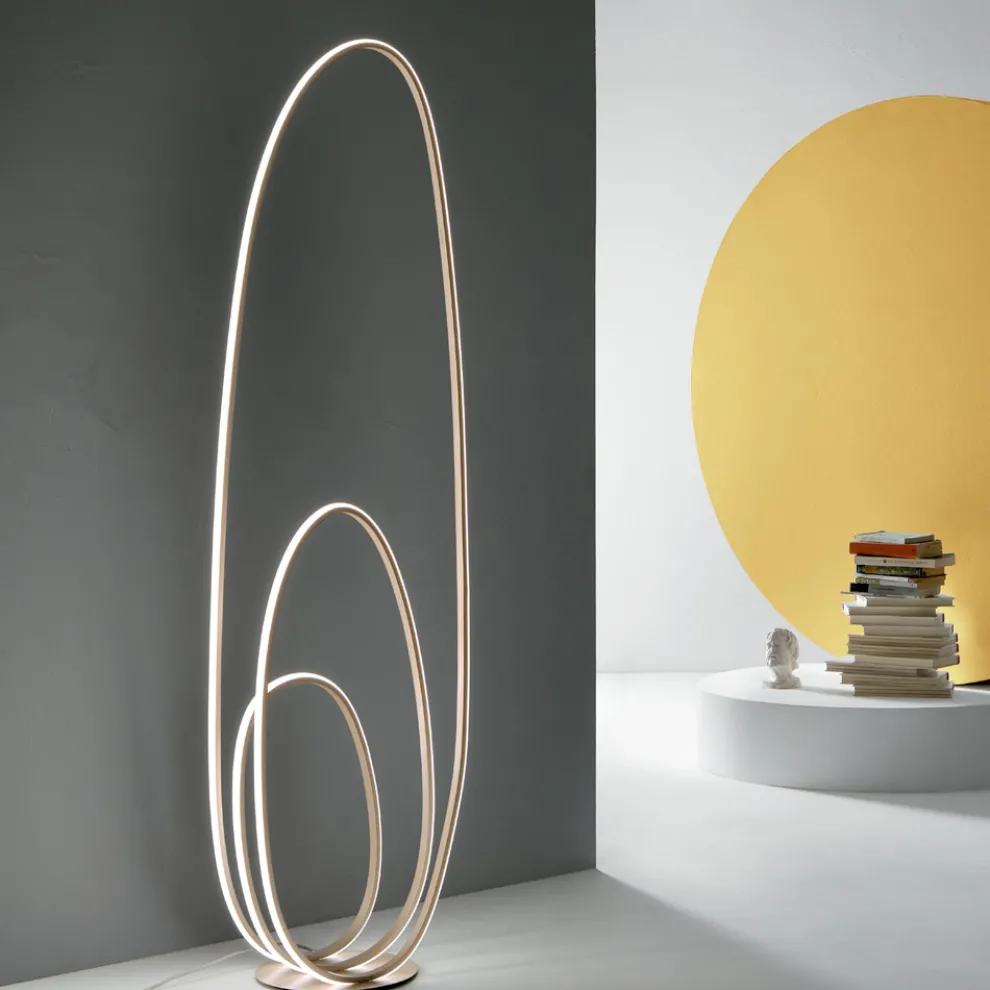 Design-Stehlampe aus lackiertem Metall mit Gold-Finish mit LED - Simea