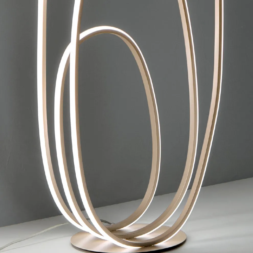 Design-Stehlampe aus lackiertem Metall mit Gold-Finish mit LED - Simea