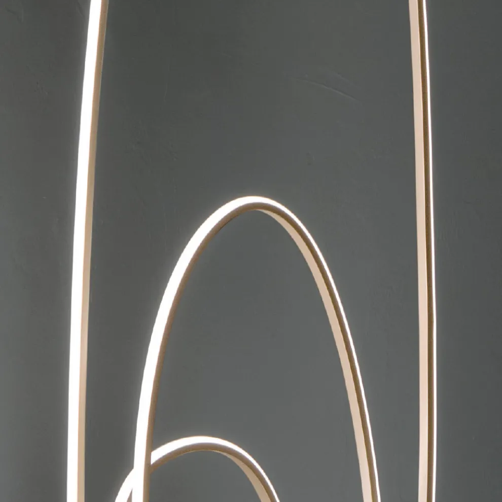 Design-Stehlampe aus lackiertem Metall mit Gold-Finish mit LED - Simea