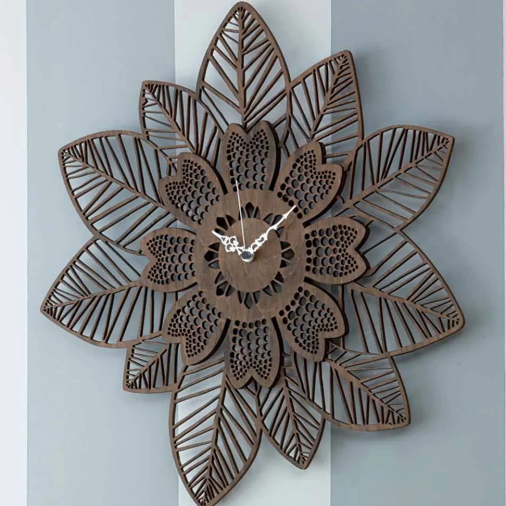 Wanduhr aus hellem oder dunklem Holz mit modernem Blumenmuster - Aquilegia