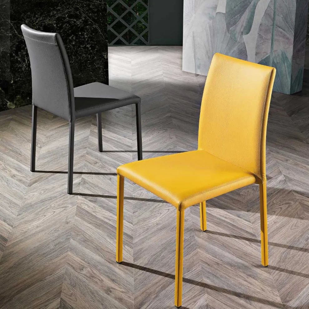 Eleganter moderner Designstuhl aus farbigem Kunstleder für das Wohnzimmer - Grenger