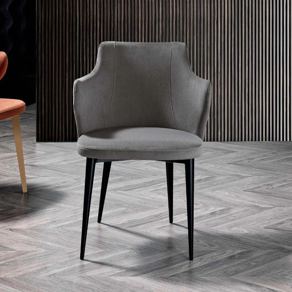 Eleganter Wohnzimmersessel aus farbigem Stoff und schwarzem Metall – Duchess