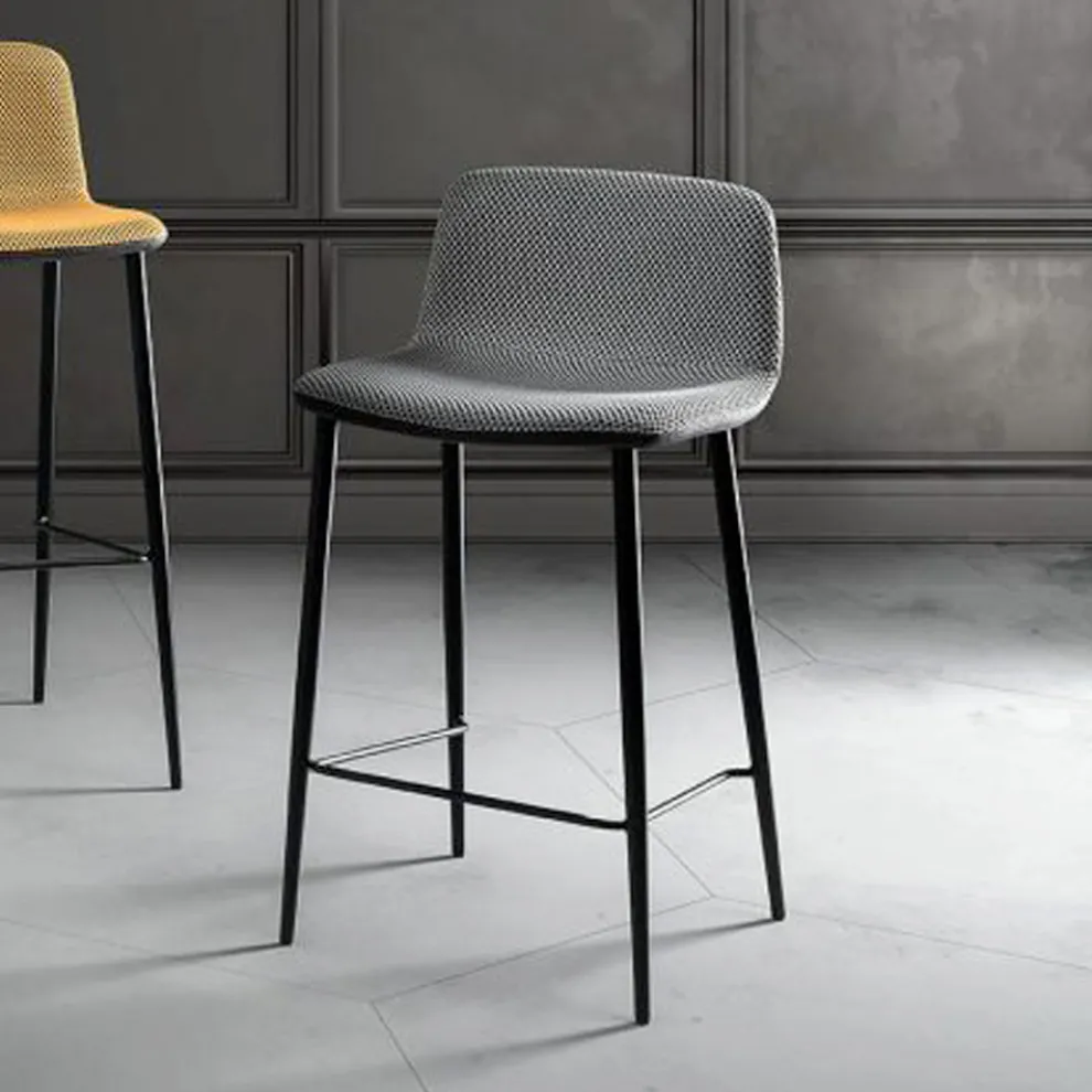 Esszimmerhocker aus Vulcano-Stoff und Metallbeinen Made in Italy - Amane