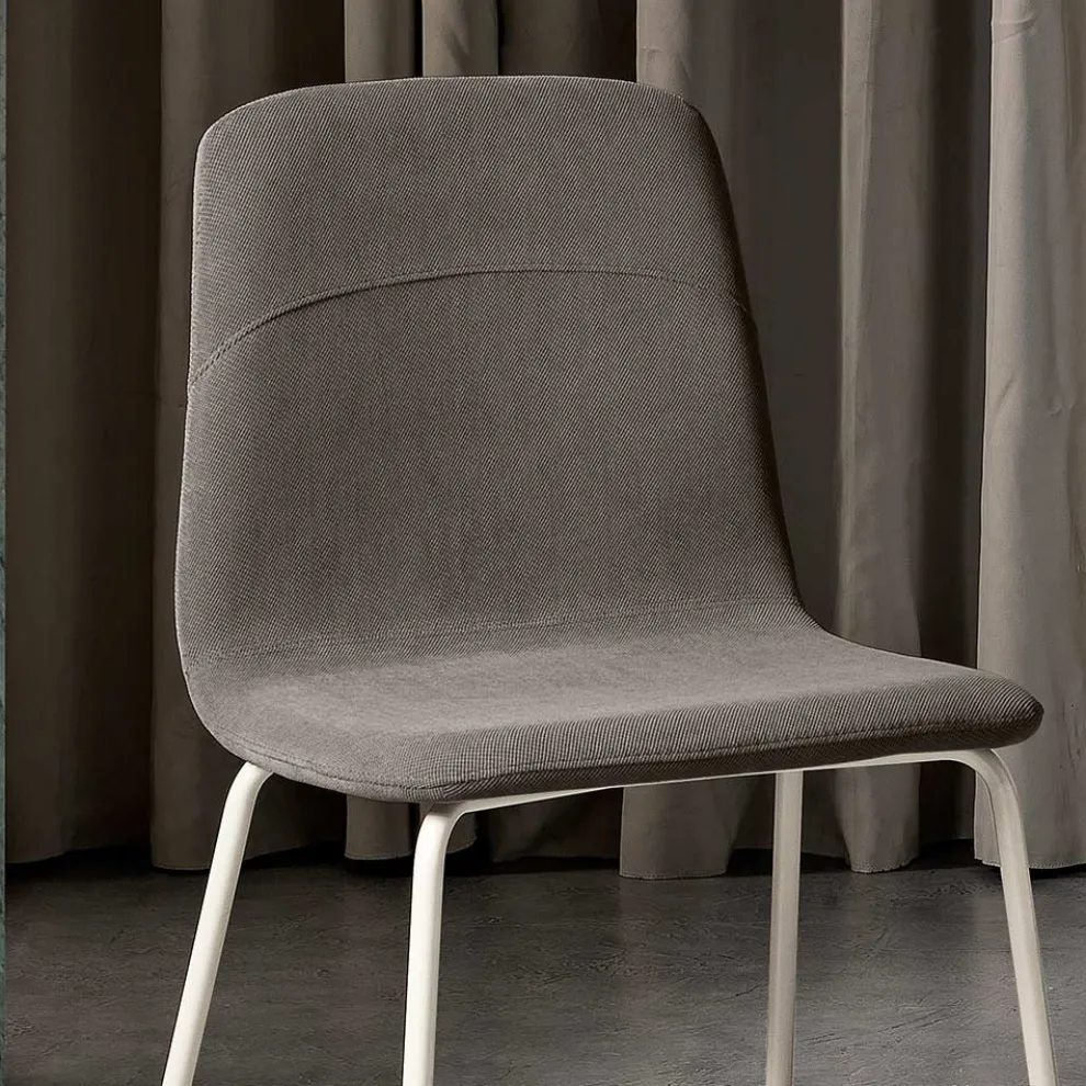 Esszimmerstuhl mit Stoffsitz und Metallstruktur - Aisha