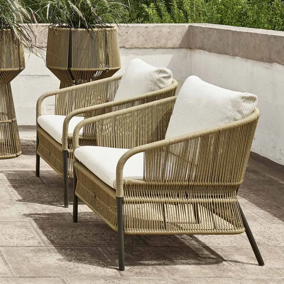 Outdoor-Sessel mit gewebtem Sitz und Kissen - Cricket von Varaschin