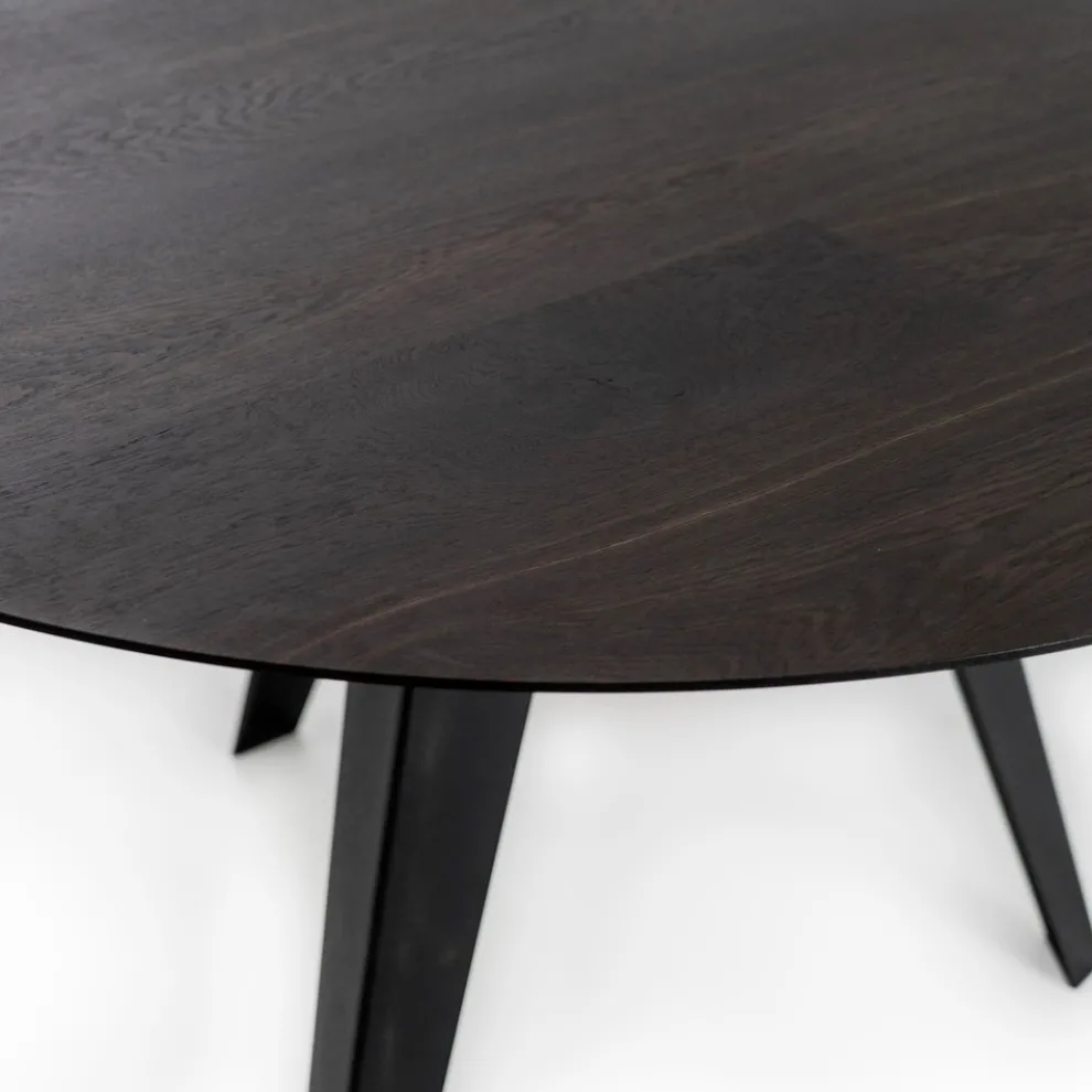 Fester runder Tisch mit Eichenfurnierplatte und Metallgestell – Alpenveilchen